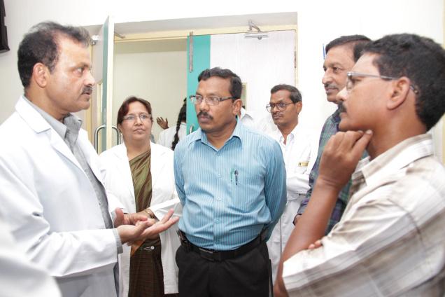 guntur collector suresh kumar visit government hospital 