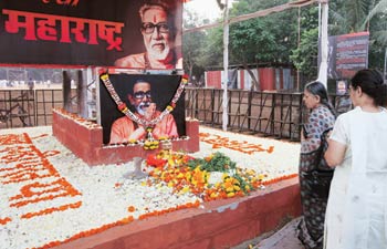 controversy over shivaji park structure for bal thackeray