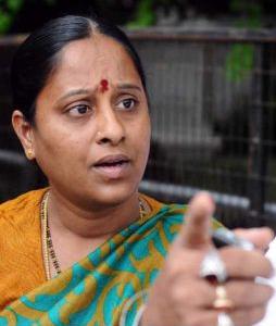 ku students attack konda surekha house  