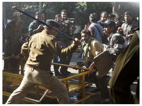 Peaceful protest turns chaotic at India Gate