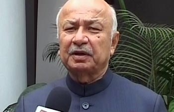 delhi gang rape case: home minister sushil kumar shinde compares protestors to maoists