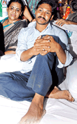 Jagan Reddy begins 48-hour Cheneta Deeksha  