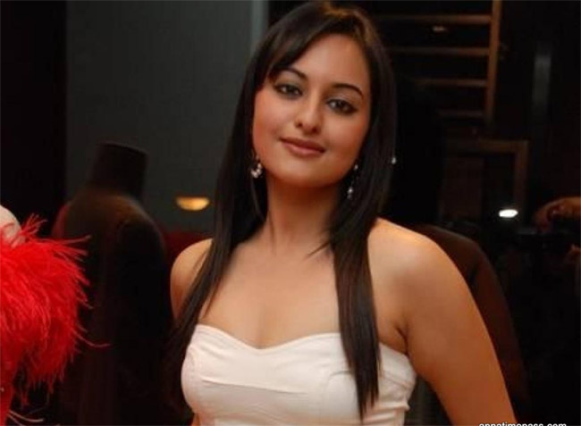 sonakshi sinha college days 