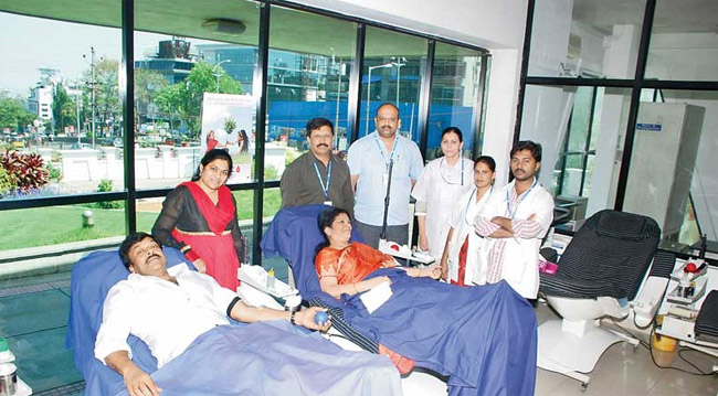 minisrer chiranjeevi donates blood on wifes birthday