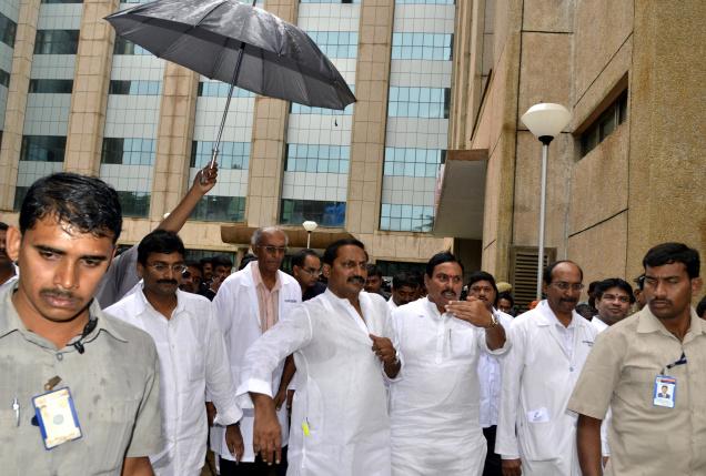 Kiran Kumar Reddy promises relief to power-starved industry in Andhra Pradesh
