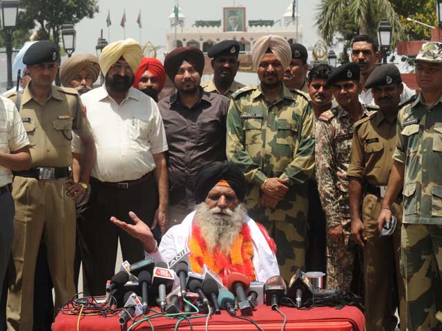 Surjeet Singh crosses over to India after 31 years in Pakistan jail 