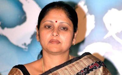 jayasudha shows courtesy towards media people