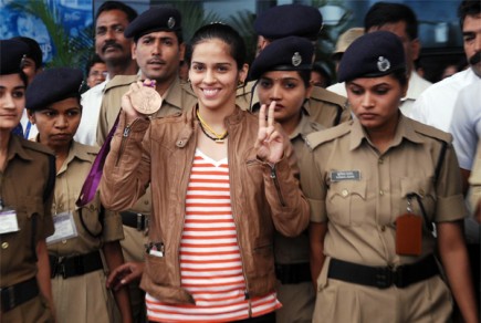 cm honours saina nehwal with rs 50 lakh cheque