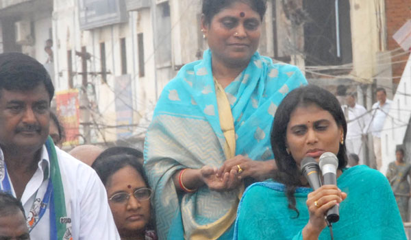 Maneka Gandhi consoles Y S Vijayamma