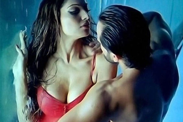 Avoid link-ups, says Bipasha Basu 