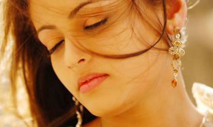 Sneha Ullal, the Aishwarya Rai look-alike was supposed to be Simbu's heroine in Vaanam. But at the last minute she dropped out due to certain problems