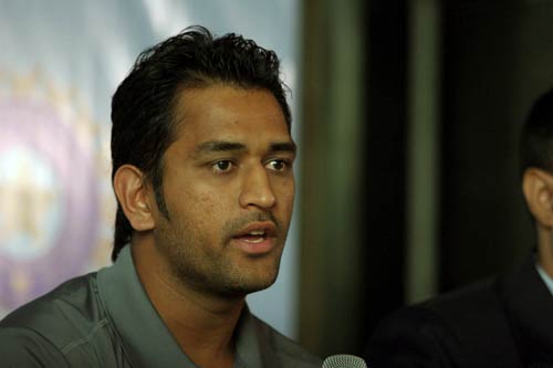 Dhoni interact with indian soldier post