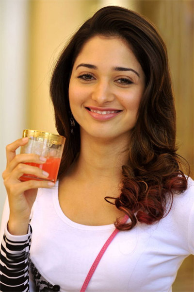 Tamanna eats biryani and Chepala Pulusu