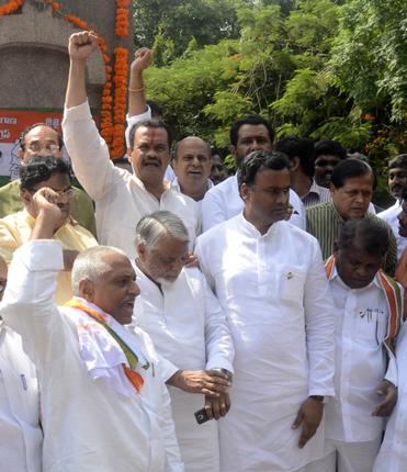 Sonia smiles on Telangana Congress MPs