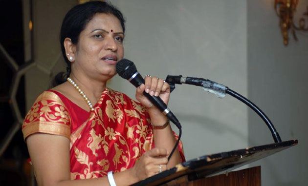 Minister Dk Aruna response on Cameraman Ganga tho Rambabu