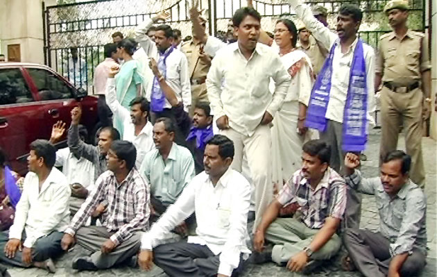 Pro-Telangana protesters greet Pranab in Hyderabad