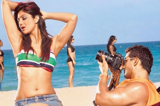 ఐటంగర్ల్ గా ప్రముఖ వ్యాపారవేత్త భార్య?