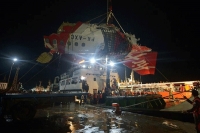 Divers retrieve airasia black box explosion theory questioned