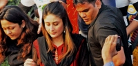 Students pushed shoved to get t shirts from kareena