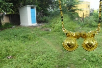 Woman sells her mangalsutra for toilet in maharasthra