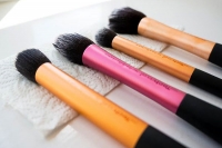 Makeup brushes using tips cleaning process