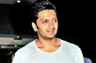 Bollywood hero riteish deshmukh hands burn in movie shooting