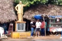 Allu arjun had tiffin at road side hotel in gokavaram