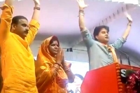 Bjps jyotiraditya scindia appeals voters to vote for the hand at mp rally