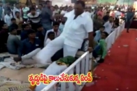 Bjp mp beats a old person in gujarat