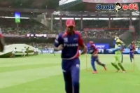 Chris gayle raise his bat on yuvraj singh in ipl 8 season in bangalore stadium