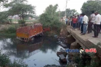 Mini truck falls in canal 14 died