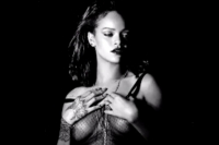Rihanna strips off for new single kiss it better