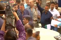 Sanjay dutt walks out of punes yerwada jail