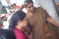 Sasikala fire on ministers who meet her in jail