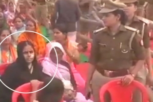 ITEMVIDEOS: ముఖ్యమంత్రి సభలో ముస్లిం మహిళకు పరాభవం.. 