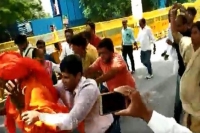 Atal bihari vajpayee funeral swami agnivesh heckled assaulted