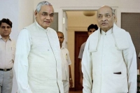 Political anaylists critisize amit shah on using vajpayee death for political gain
