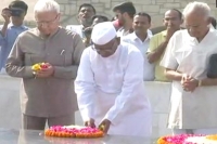 Anna hazare begins indefinite hunger strike in delhi