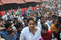 Anushka shetty mobbed