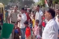 27 people travelling in one auto stump policemen in uttar pradesh