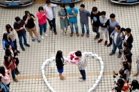 Man proposes to girlfriend using 99 iphones she says no