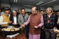 Arun jaitley and some financial ministry officers taste the halwa at the budget starting ceremony