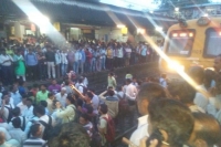 Passengers protest at badlapur station