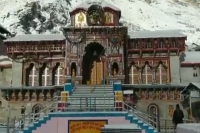 Snowfall increased in devbhoomi fresh snowfall in badrinath temple