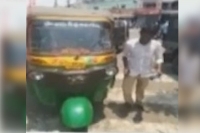 Auto driver challaned by traffic police for helmetless driving