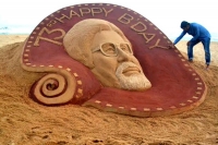 Sand artist sudarsan patnaik celebrates big b birthday