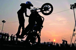 మాన్ హోల్ లో పడి యువకుడి సజీవదహనం