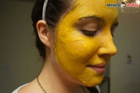 Remove blackheads with turmeric on face