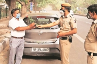 Bengaluru police gives roses to lockdown violaters before siezing vehicles