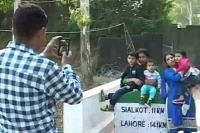 Selfies at the border despite ceasefire violations
